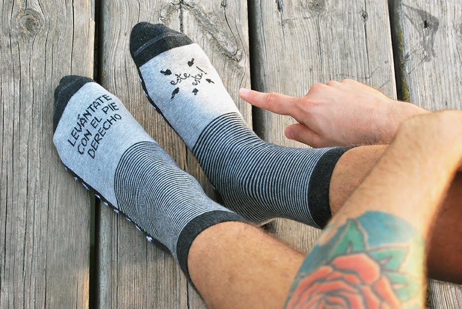 calcetines levantate con el pie derecho gris 2 Calcetines con mensaje, regala calcetines a tus seres queridos